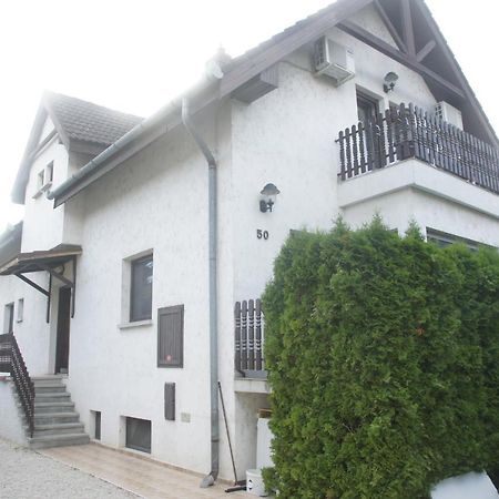 Szuzanna Fenyves Panzio Bed and Breakfast Siófok Exterior foto