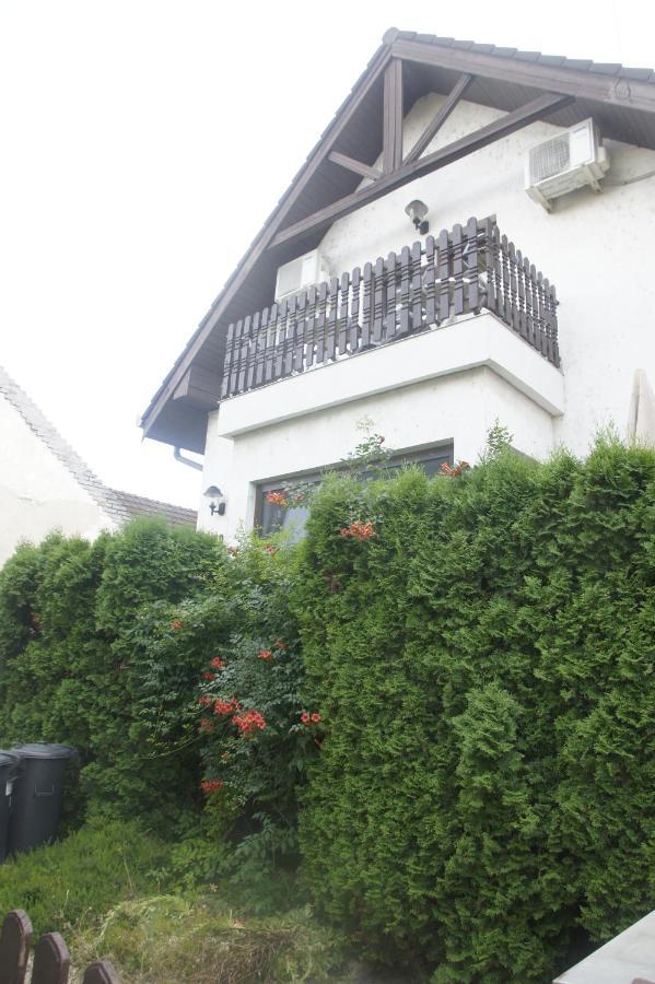Szuzanna Fenyves Panzio Bed and Breakfast Siófok Exterior foto