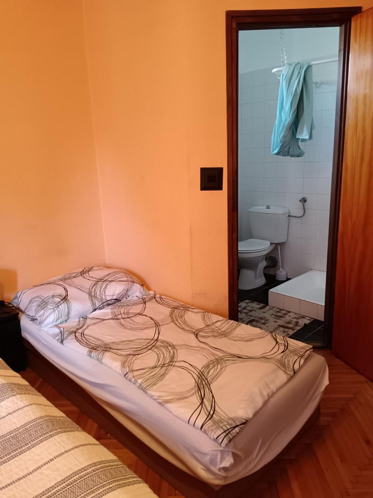 Szuzanna Fenyves Panzio Bed and Breakfast Siófok Exterior foto
